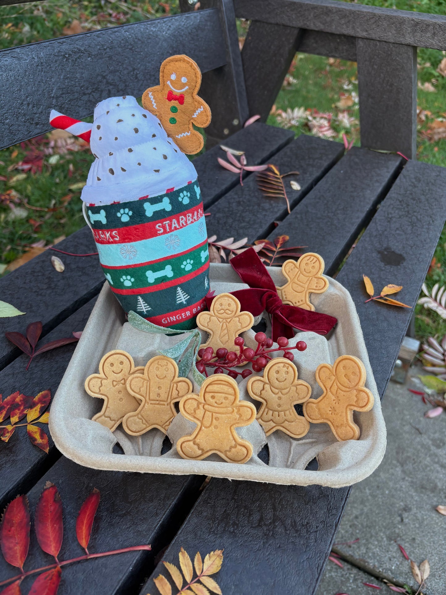 Gingerbread latte & biscuits